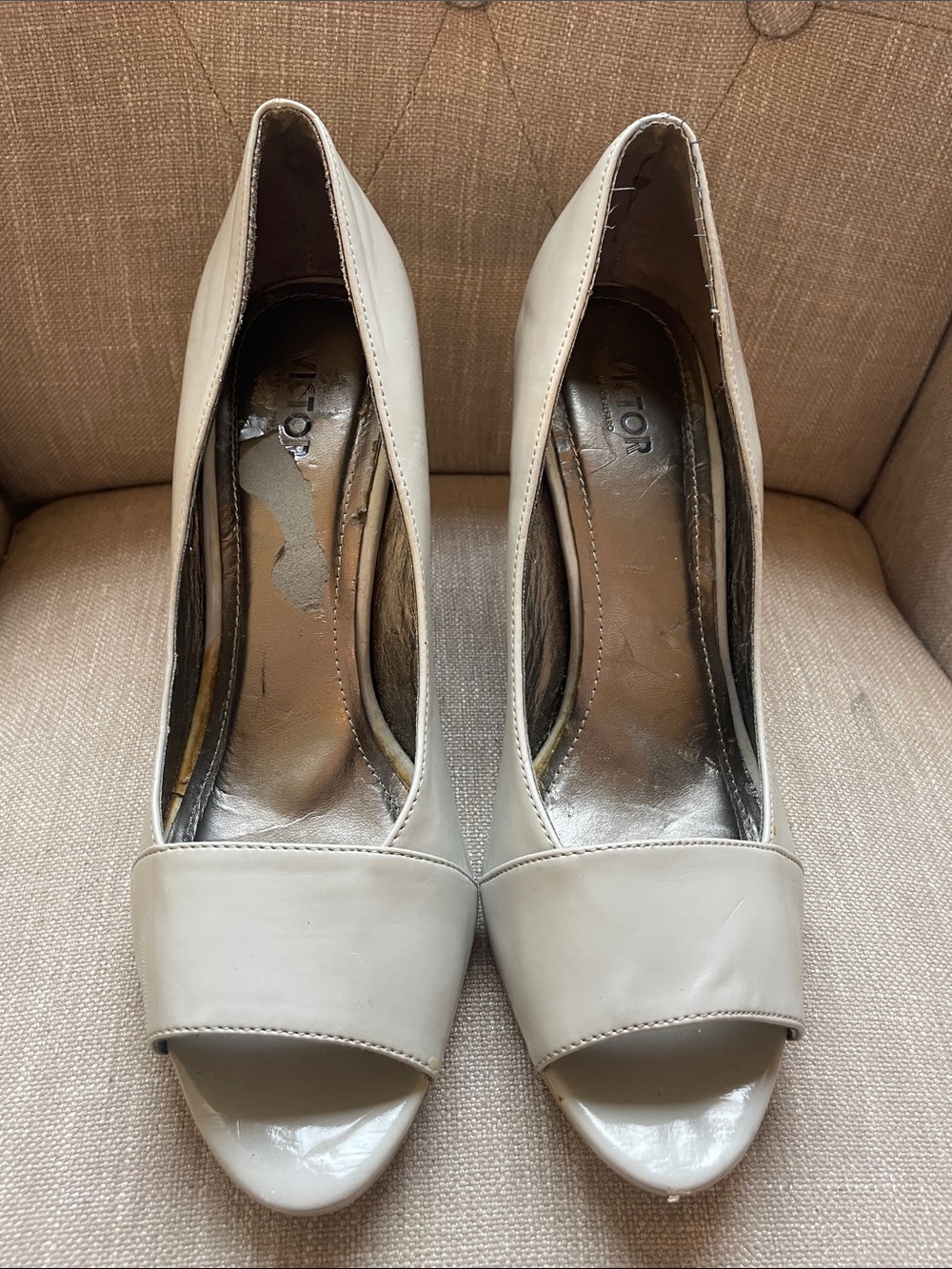 🤍 Victor Alfaro Grey Patent Peep-Toe Pumps